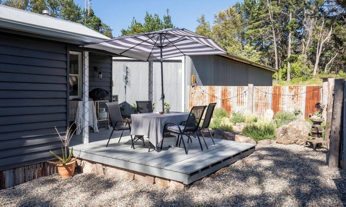Pozieres Cabaña | Gateway to The Granit Belt. Peaceful Pet-Friendly Farm Stay at Donnellys Castle