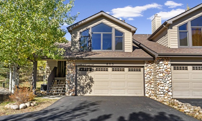 Estes Park Casa | Puerta de entrada al Wildside: condominio de estilo rústico cerca del Parque Nacional Rocky Mountain. - EV # 3453