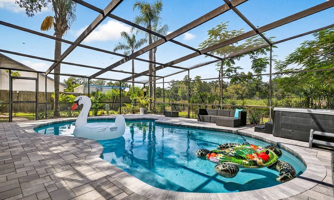 Seffner Community Alliance Casa | “Gather & Splash” – 3BR Pool Home w/Hot Tub