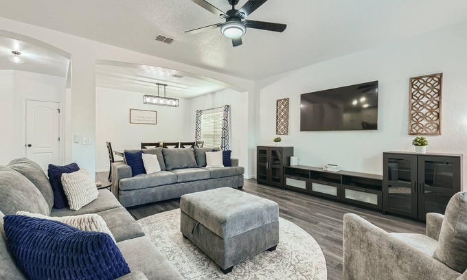 West San Antonio Casa | Gathering Place 4BR Lackland BMT Seaworld < 4.5mi