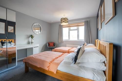 Horley Casa | Gatwick Place - 4 bed 2 bath self contained house with private garden