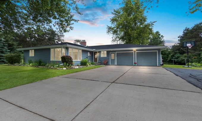 Ledgeview Casa | GB Packer game or Summer Retreat: Entertain or Relax in privacy and comfort