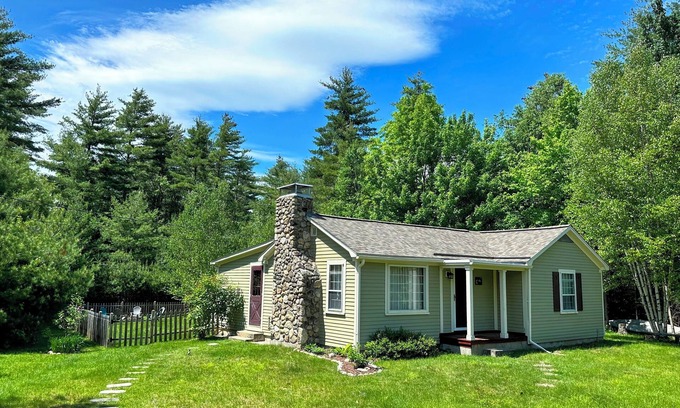 Easton Cabaña | GC Cannon ski cottage 10 minutes from Franconia. Fire Pit, wifi, laundry, and dog friendly!