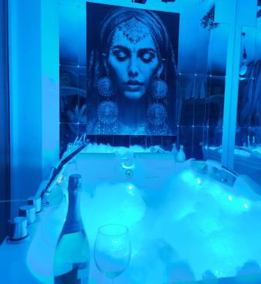 Old Town Apartamento | GDAŃSK CHMIELNA PRESTIGE HOME SPA apartments with luxury JACUZZI and SAUNA! Selected apartments also feature a MASSAGE CHAIR and HIMALAYAN SALT WALL with COLOR THERAPY SALT FOREST