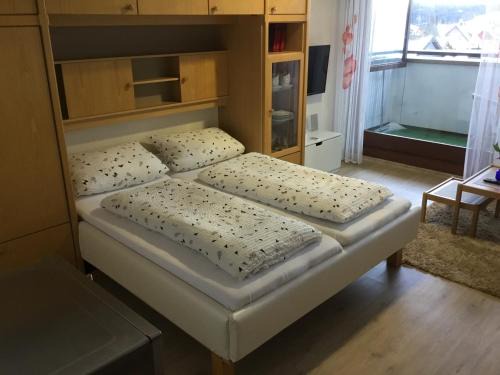 Schoenwald Apartamento | Gemütliche 1Z FeWo in Schönwald mit Balkon, Schwimmbad, Sauna, Fitness