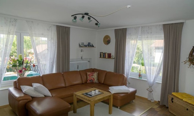 Waldmuenchen Apartamento | Acogedor apartamento (110m2) con balcón y estufa de azulejos.