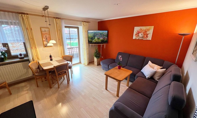 Hartkirchen Apartamento | Acogedor apartamento con balcón y amplio baño con ducha y ventana.