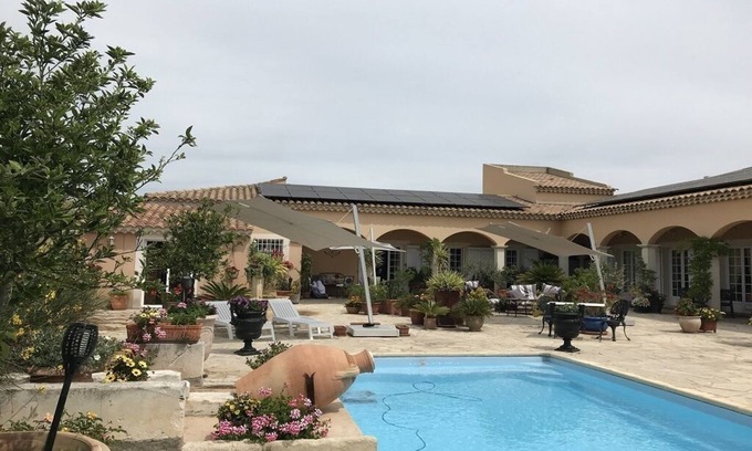 Arles Apartamento | Gemütliche Ferienwohnung, Ideal für 2 Personen, Große Terrasse und Swimming-pool