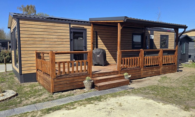 Oostkapelle Chalet De Esquí | Gemütliches Chalet mit Terrasse und Stellplatz. Haustiere Willkommen