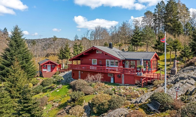 Lyngdal Casa | Gemütliches Helles Ferienhaus am See mit Panoramaseeblick + Hütte und Nahe Meer