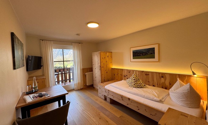 Busterbach Apartamento | Habitación individual, acogedora y moderna, con zona de estar, TV vía satélite, baño y balcón con vistas al valle.