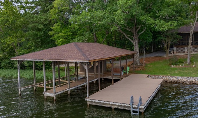 North Shore Acres Casa | Gem! Lakefront, Firepit, Dock w/ Boat Slip, Kayak