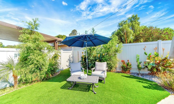 Woodland Hills Casa | Generous 2 King-Suites W/ Backyard & Barbecue!