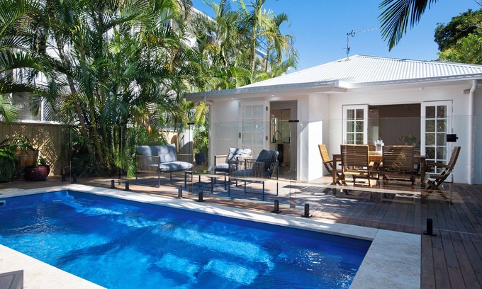 Surfers Paradise Casa | Genoa Beach House. - where coastal charm meets ultimate comfort. Pet friendly