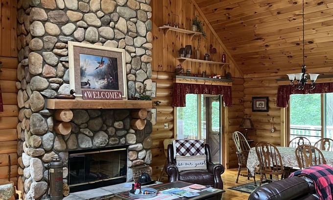 The Galena Territory Casa | Genuine Log Cabin ~ Perfect Getaway ~ Pool Table ~ Outdoor Hot Tub ~ Fire Pit