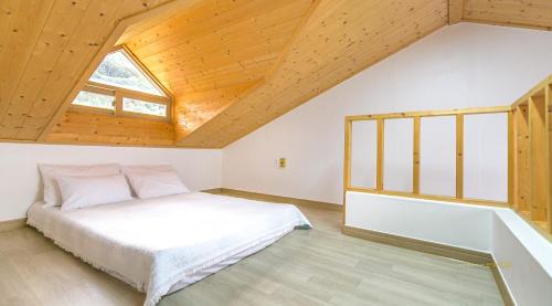Irun-myeon Casa | Geojae Beach Maru Pension