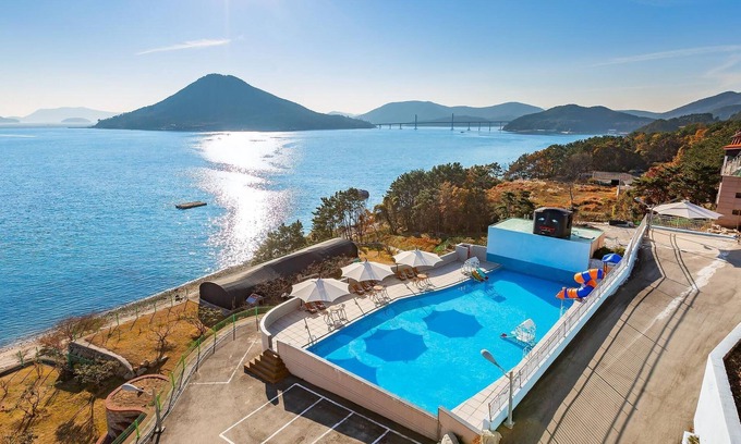 Geoje Casa | Geoje Daesan Oceanview Spa Pension