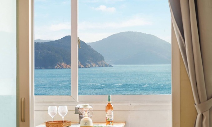 Irun-myeon Casa | Geoje Kkachi and Santorini Pension
