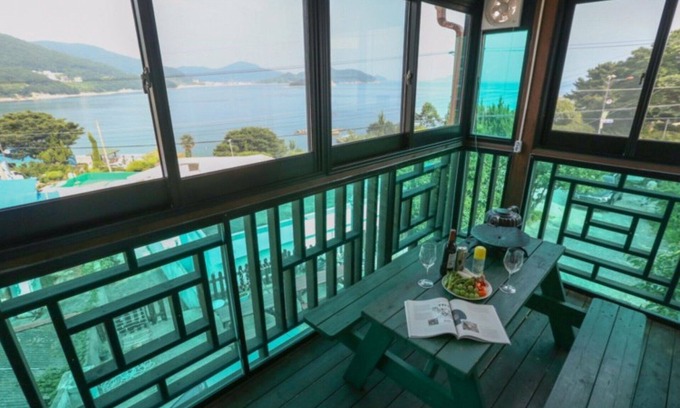 Irun-myeon Casa | Geojedo Gyejeoryeohaeng Pension