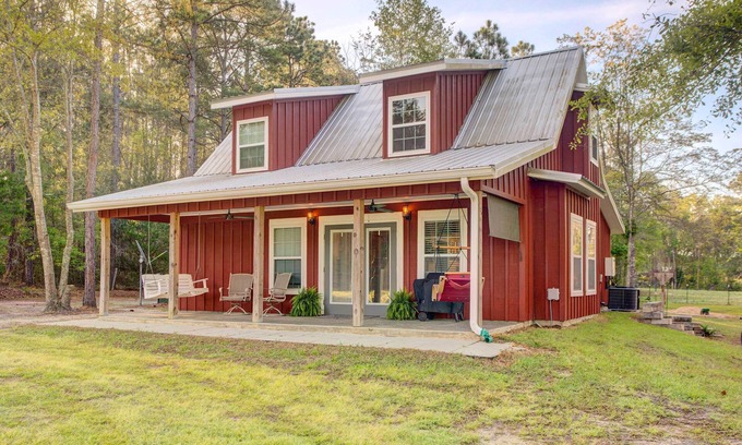 Wray Cabina | Georgia Farmhouse: Lake Access, Private Beach