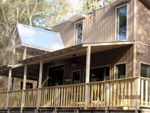 Claxton Casa | Georgia's Coziest Riverside Retreat: Cabin Adventure in Claxton