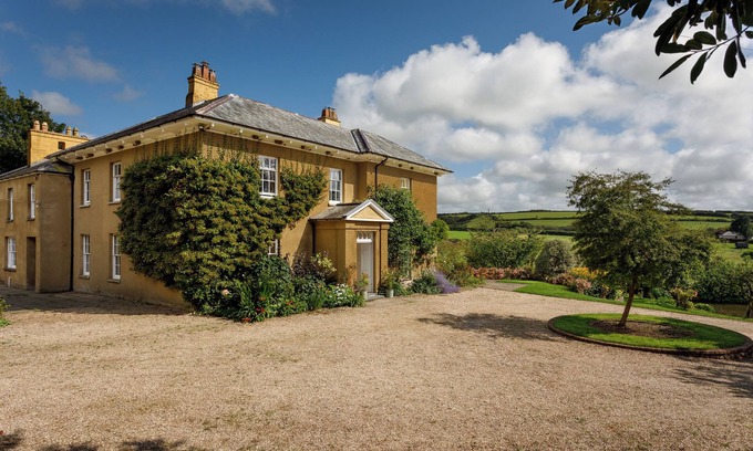 Kentisbury Casa | Georgian Country House Secluded in 4 Acres, Hot Tubs & 8 Large En-Suite Bedrooms