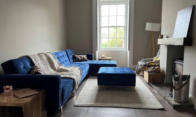 Tadcaster Casa | Georgian house with hot tub right on the River!