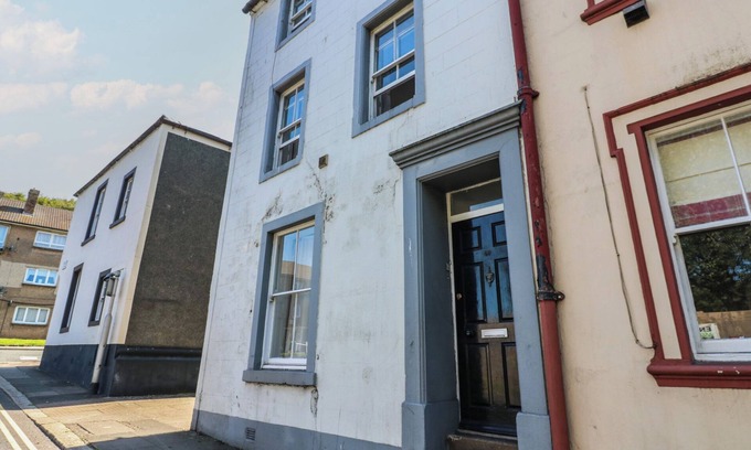 Whitehaven Casa | GEORGIAN TOWN HOUSE, family friendly, with a garden in Whitehaven