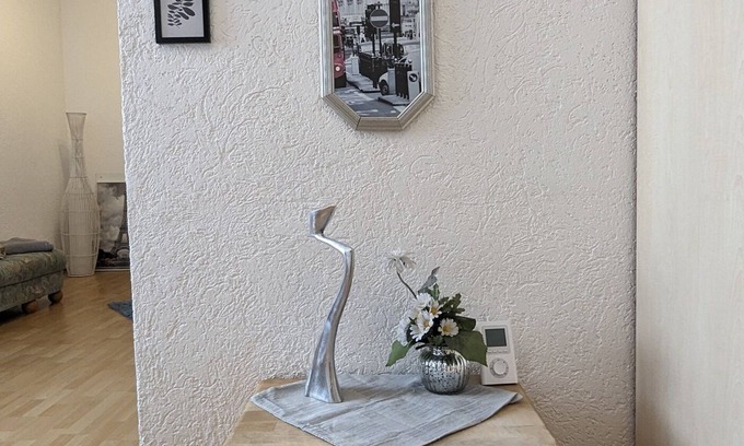Pforzheim Apartamento | Geräumiges Doppelzimmer mit Bad und Tee/kaffeeecke, Schlafcouch, Zentral Gelegen