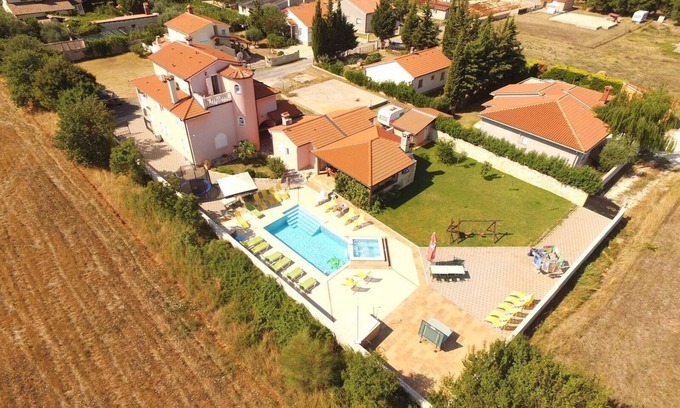 Liznjan Casa | Geräumiges Ferienhaus mit Großer Überdachter Terrasse. Ideal für Große Familien