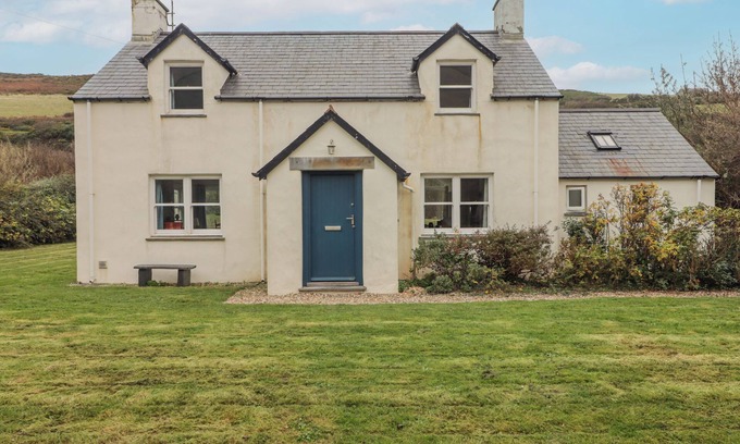 Dinas Cross Cabaña | GER Y TRAETH, pet friendly, country holiday cottage in Dinas Cross