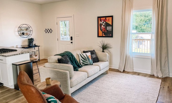 Schnitzelburg Casa | Germantown Center of Attention w/outdoor fire pit