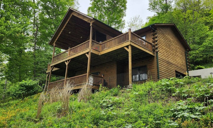 Wolf Laurel Casa | Get-Away Mountain Cabin. Bañera de hidromasaje, vistas a la montaña, sala de juegos cerca de Asheville