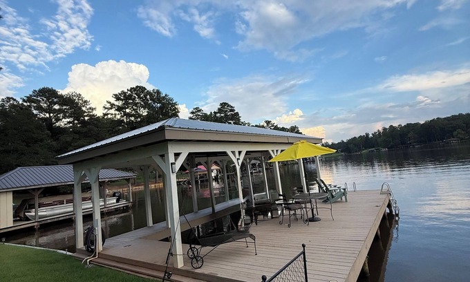 Eatonton Casa | Lakefront Peaceful Family-Pet-Friendly Retreat Awaits Private Dock! Kayaks Incl.