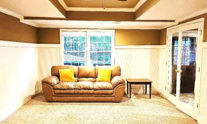 Johns Creek Apartamento | Get cozy in this 2-bedroom garden apartment in peaceful Alpharetta.