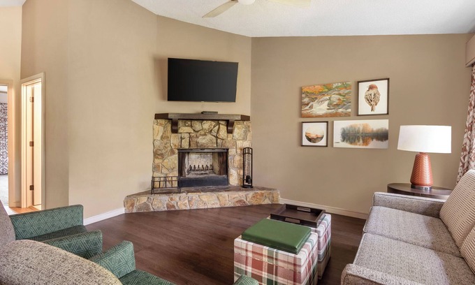 Sapphire Complejo | Get Ready for Adventure! 3 Pools, Free Parking, Minutes to Ski Sapphire Valley
