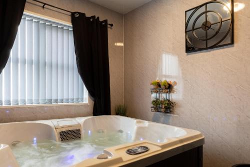 Rotherham Apartamento | Getaway Accommodation with Pool Table and Jacuzzi!
