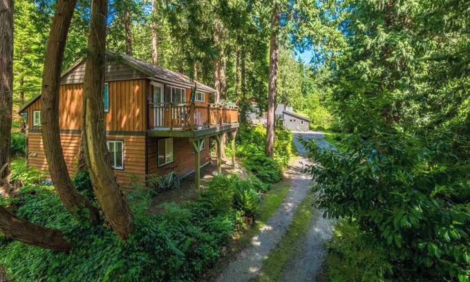 Roberts Creek Cabaña | Getaway Cottage in Roberts Creek: Relax by the Beach & Forest, Art studios...