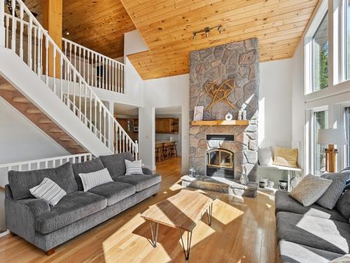 Lake of Bays Casa | Getaway Cottage LAKE FRONT Muskoka Room Kayaks