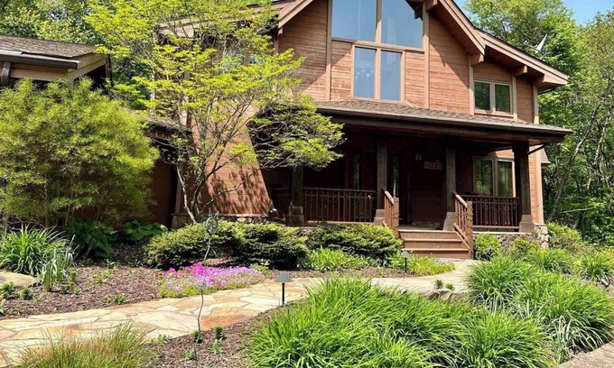 North Industry Cabina | Getaway deep in the woods with basketball court