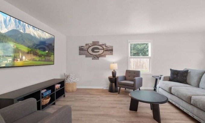 Green Bay Casa | Getaway in GB Updated! Explore & Enjoy the Area