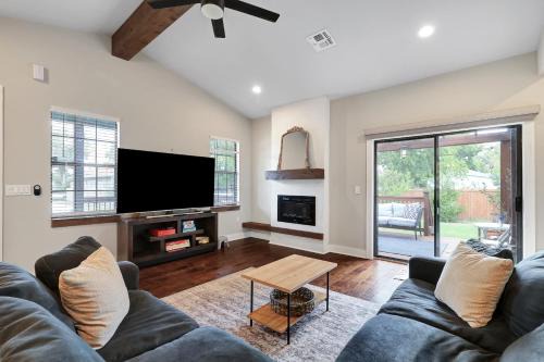 Eastside Promise Neighborhood Casa | Getaway Nr Dt River Walk Bbq Yard Pet Games