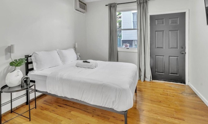 Hackensack River Waterfront Apartamento | Getaway Private Bed Near Trans/NYC/EWR