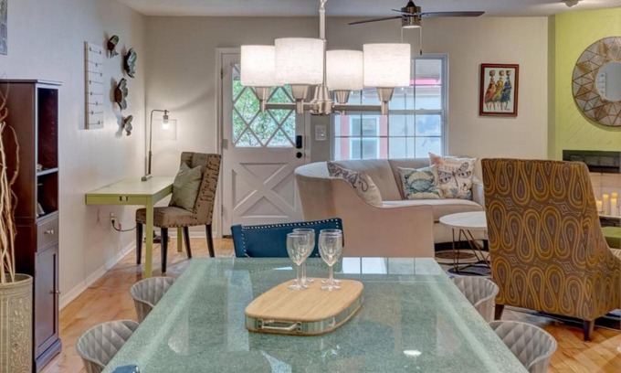Town N County Park Casa | Getaway to iki Tampa is an End Unit Townhome - Close to Tampa Bay & Downtown - Minutes to Airport