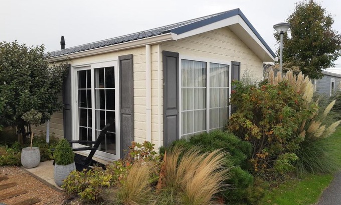 Groot Valkenisse Apartamento | GEZELLIGE ZEEMEEUW Bed by the Sea