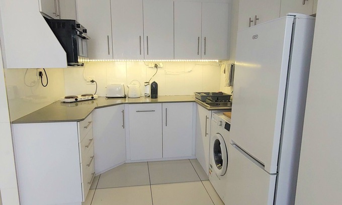 Greater Johannesburg Metropolitan Area Cabaña | GF: Oh so cute 1 bed with kitchen, WiFi, Netflix