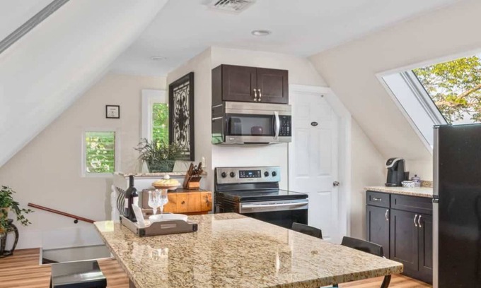 Beverly Condominio | *Spacious Ghostly 2BR Home| Salem+Beverly| Parking