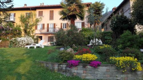 Porto Valtravaglia Apartamento | Giardino