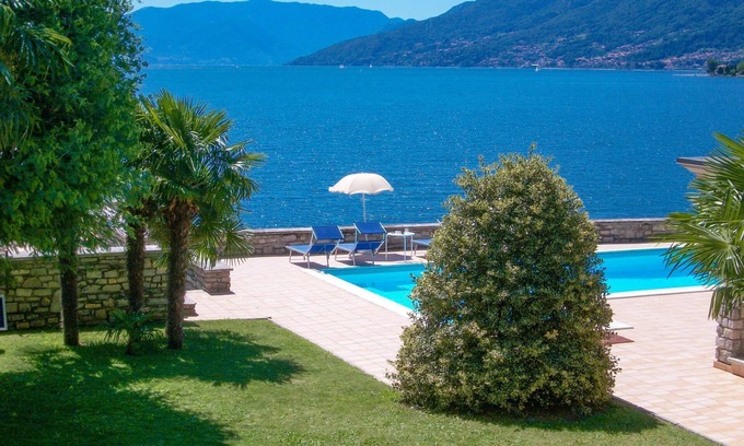 Consiglio di Rumo Apartamento | GiardinoLago Rosso Holiday flat on the lake with pool