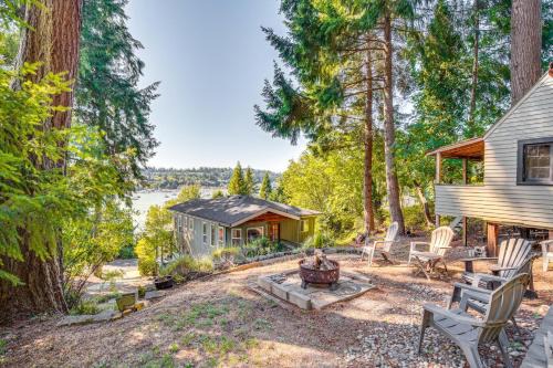 Gig Harbor Casa | Gig Harbor Home Large Deck, Outdoor Dining Area